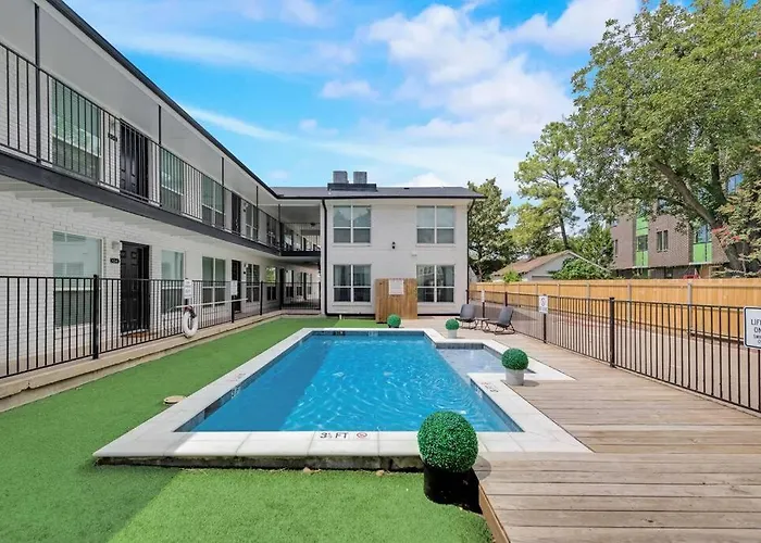 The Munger Proper + Spa Pool