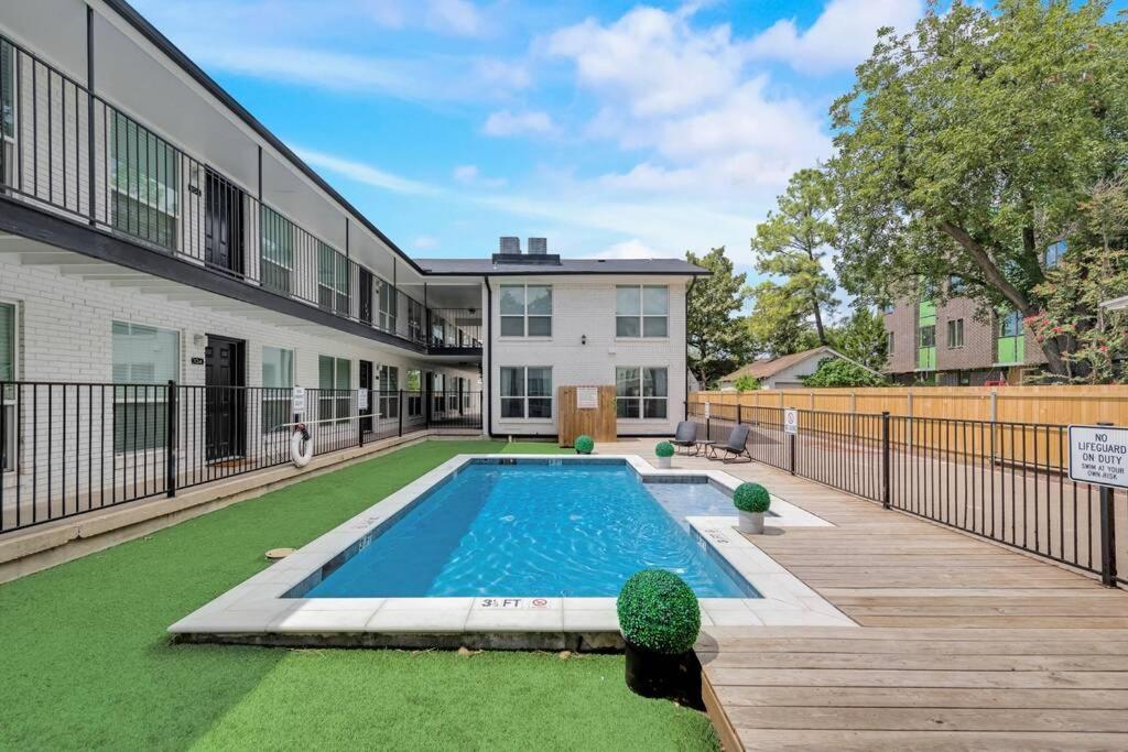 Apartment The Munger Proper + Pool